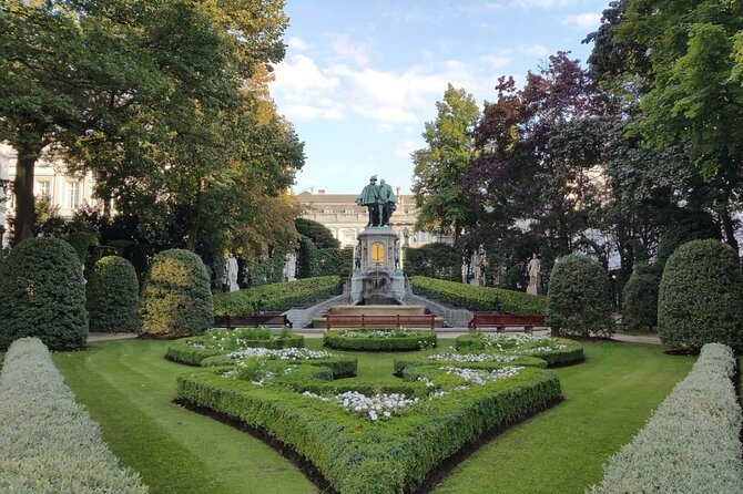 Brussels 2-Hours Walking Tour: Must-See Highlights in the Center - Palais Royal de Bruxelles: Royal Work Life, Museum, and a Café Pause