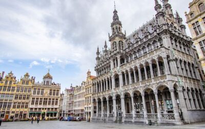Brussels: Express Walk with a Local in 60 minutes - Starting at YellowKorner: an easy, low-stress meeting spot