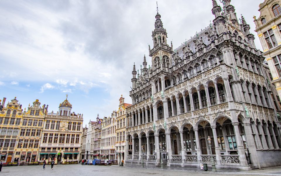 Brussels: Express Walk with a Local in 60 minutes - Starting at YellowKorner: an easy, low-stress meeting spot