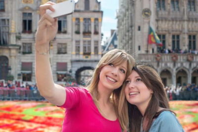 Brussels: Highlights and Hidden Corners Private Guided Walk - Rue Saint-Nicolas and Church time: Église Saint-Nicolas as a mood shift