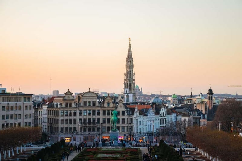 Brussels Highlights: Walking & Bus Tour with Waffle Tasting - Manneken Pis in About 10 Minutes: Quick, Silly, and Effective