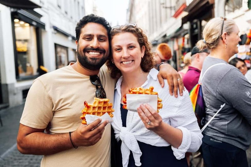 Brussels: Historical Tour with Chocolate & Waffle Tasting - Start at Grand Place and spot the red-and-green umbrella