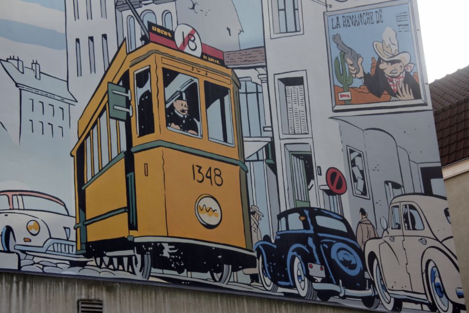 Brussels: The comic book walls walking tour - Smurfs in the City: Big Public Art, Easy Recognition