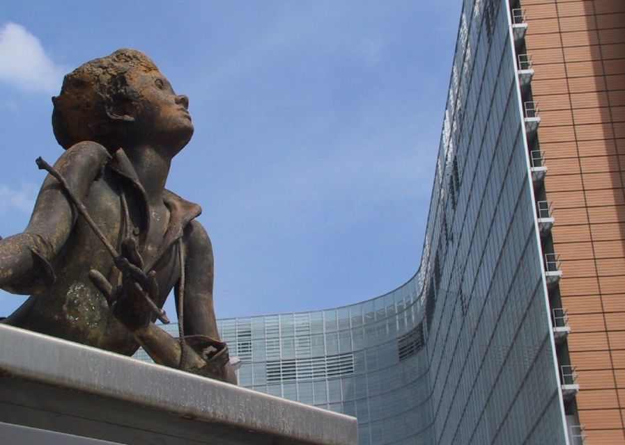 Brussels: Walking Tour from Central Station to Manneken Pis - Atomium and Expo 58: Modernity You Can Actually See