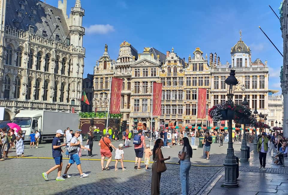 Brussels: Walking Tour with Belgian Lunch, Chocolate, & Beer - Mokafe in the Royal Galleries: the Brussels waffle moment
