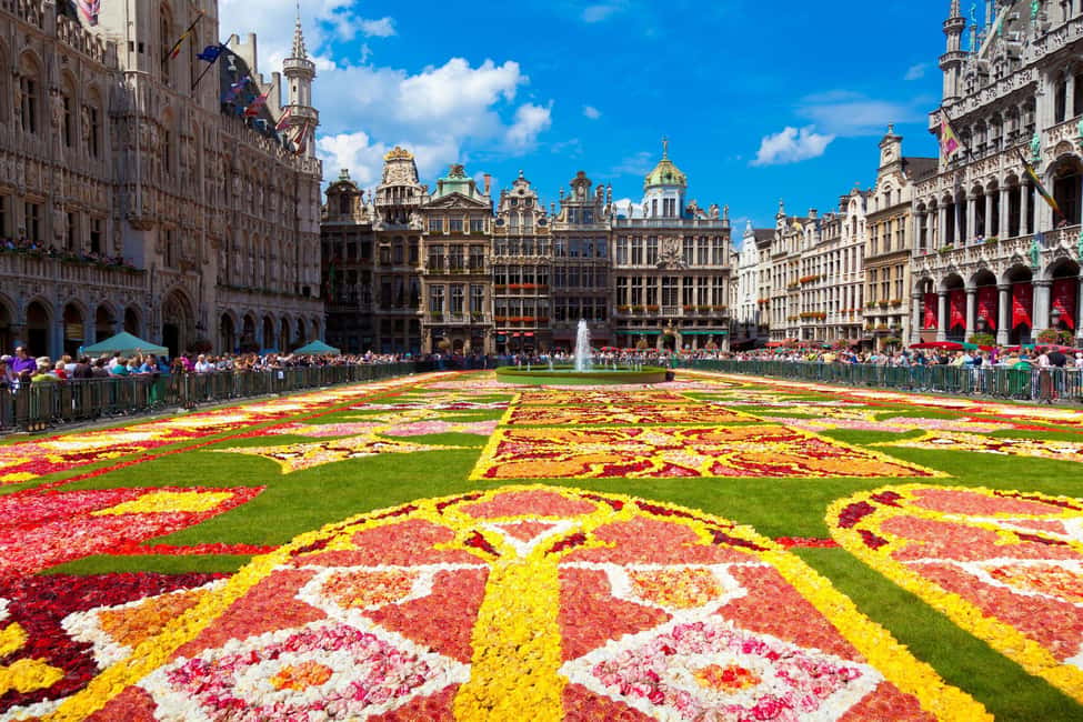 Brussels: Walking Tour with Belgian Lunch, Chocolate, & Beer - The guided loop: Manneken Pis, the Bourse, and Saint Géry